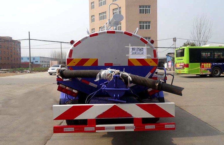 東風(fēng)大多利卡8方吸糞車圖片