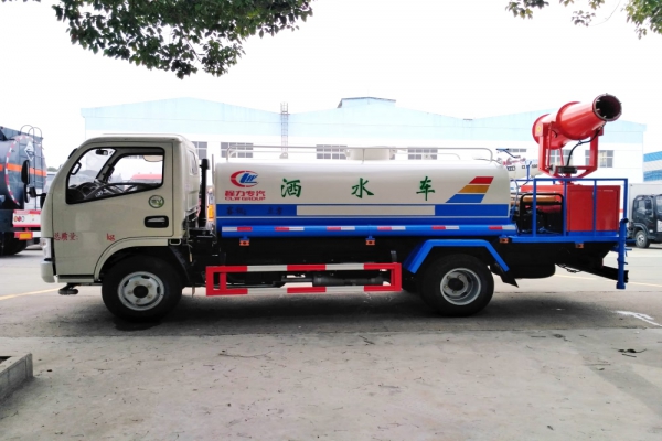 東風(fēng)小多利卡綠化噴灑車(4.5立方、30米霧炮機(jī))圖片