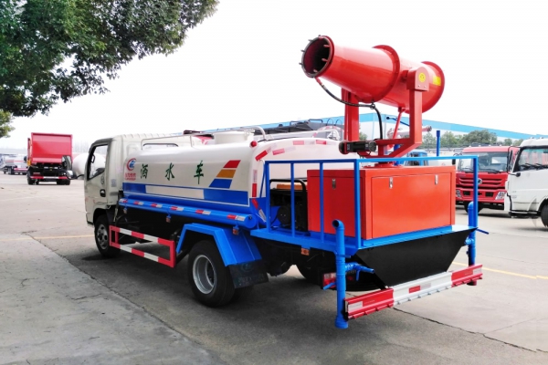 東風(fēng)小多利卡綠化噴灑車(4.5立方、30米霧炮機(jī))圖片