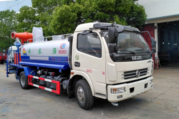 東風大多利卡霧炮車(8噸、30-40米噴霧機)