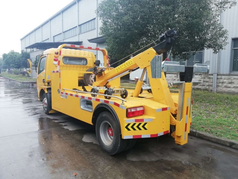 東風大多利卡一拖一清障車