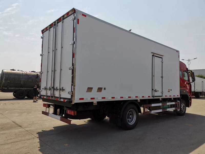 重汽豪翰冷藏車（廂長(zhǎng)6.8米）圖片