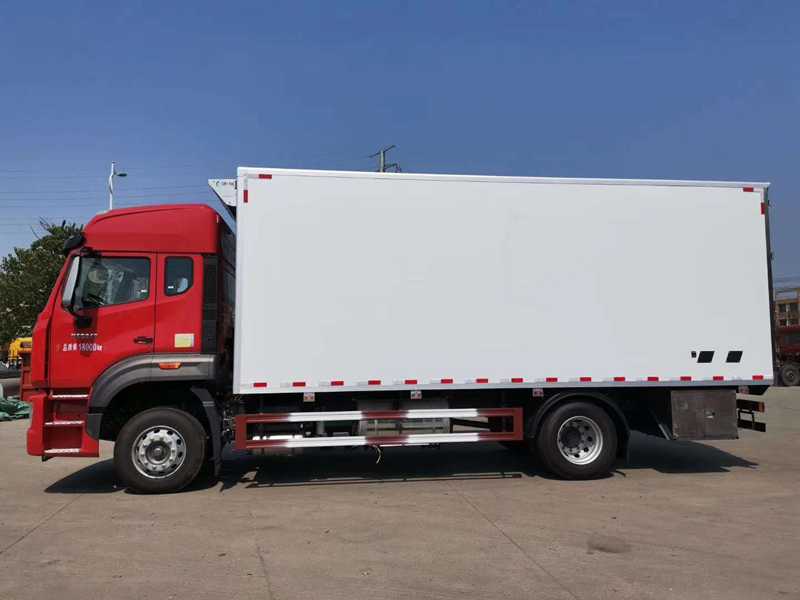 重汽豪翰冷藏車（廂長(zhǎng)6.8米）圖片
